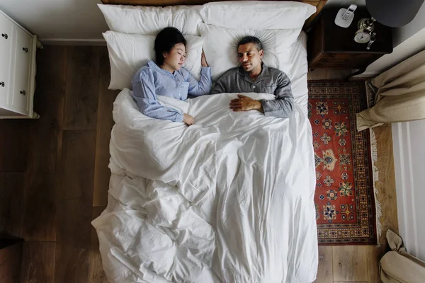 Top View Casal Interracial Dormindo Juntos Cama — Fotografia de Stock