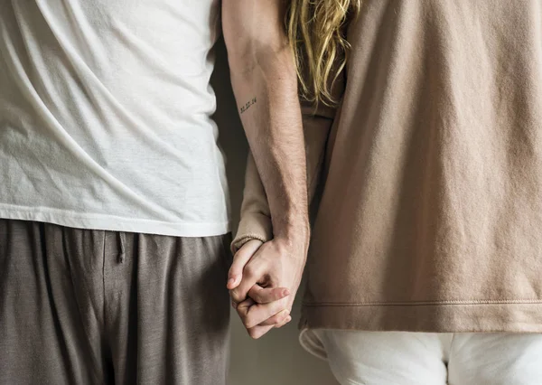 一緒に手を繋いでいるカップルのクローズ アップ — ストック写真