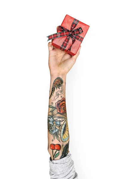 Mano Humana Con Tatuajes Contra Fondo Blanco Sosteniendo Caja Regalo — Foto de Stock