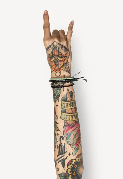 Ludzką Ręką Tatuażami Gestykulacji Rock Znak Palcami — Zdjęcie stockowe