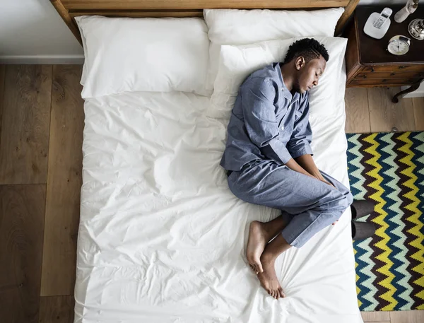 Μοναχικός Αφρικανική Άνθρωπος Κοιμάται Μόνη Στο Κρεβάτι — Φωτογραφία Αρχείου
