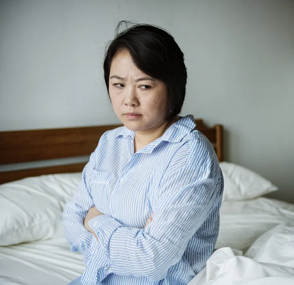 在床间的亚洲不安的妇女 — 图库照片
