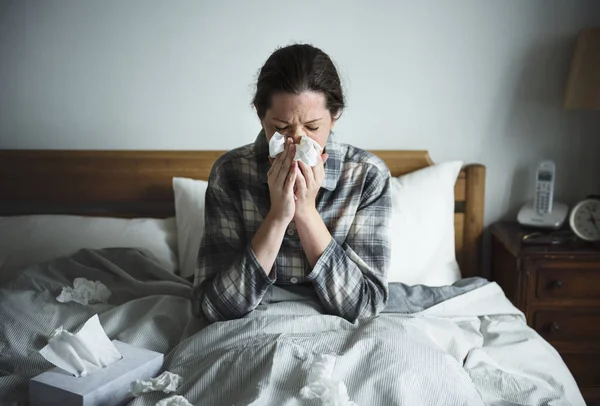 ベッドでは インフルエンザに苦しむ女性 — ストック写真