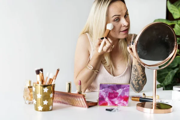 Blogueiro Feminino Com Tutorial Maquiagem — Fotografia de Stock