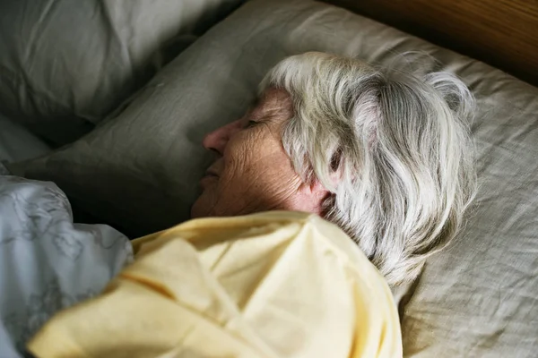 Podeszłym Wieku Kaukaski Kobieta Spanie Łóżku — Zdjęcie stockowe