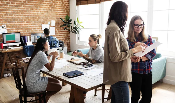 Groep Van Ontwerpers Creatieve Kantoor — Stockfoto