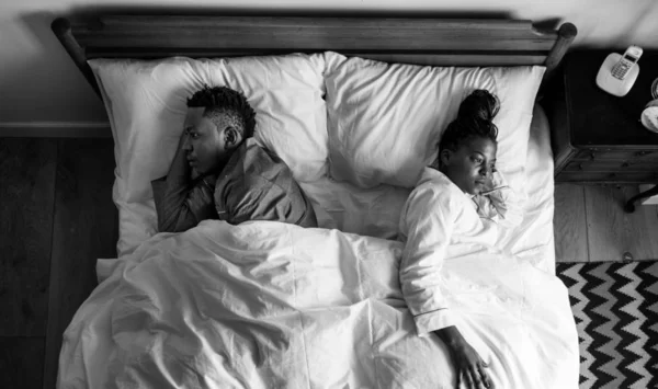 Afrikalı Çift Yatakta Sırt Sırta Siyah Beyaz — Stok fotoğraf