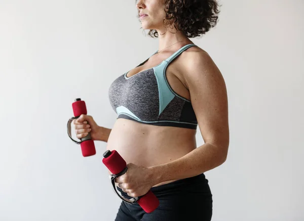 Беременная Женщина Делает Легкие Упражнения Гантелями — стоковое фото