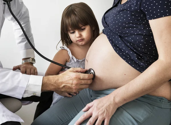 Filha Perto Mãe Grávida Enquanto Médico Tem Barriga Monitoramento — Fotografia de Stock