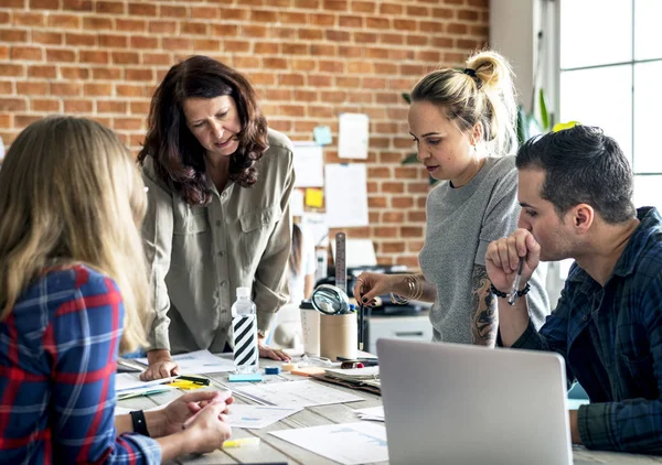 Grupo Designers Que Trabalham Escritório — Fotografia de Stock