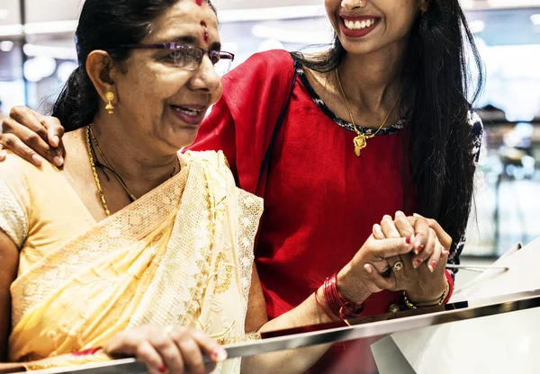 Пожилая Индийская Женщина Дочерью Улыбающаяся Торговом Центре — стоковое фото