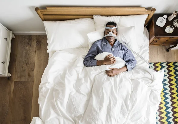 Vista Superior Hombre Durmiendo Con Una Máscara Ronquidos —  Fotos de Stock