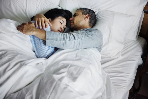 Casal Abraçando Uma Cama — Fotografia de Stock