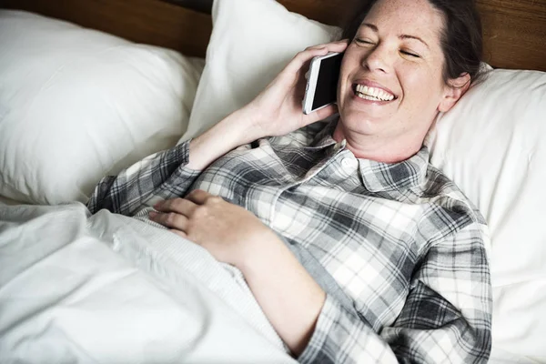 Una Mujer Hablando Por Teléfono Móvil Cama — Foto de Stock