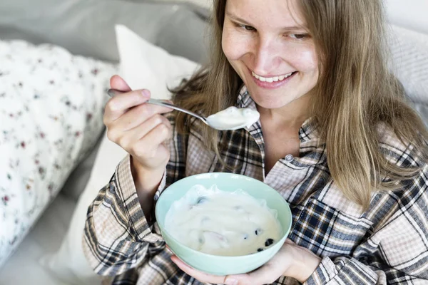 Menina Branca Comendo Iogurte Cama — Fotografia de Stock