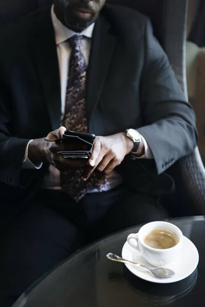 Uomo Affari Che Utilizza Telefono Cellulare Caffè Con Bevanda Calda — Foto Stock