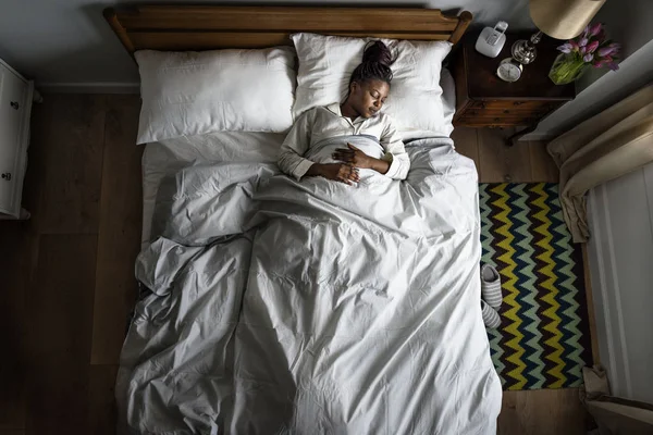 Vista Superior Mujer Africana Cama Durmiendo —  Fotos de Stock