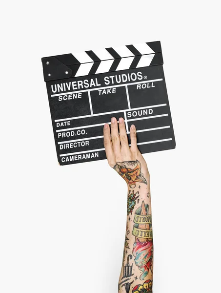 Mão Humana Com Tatuagens Contra Fundo Branco Segurando Clapperboard — Fotografia de Stock