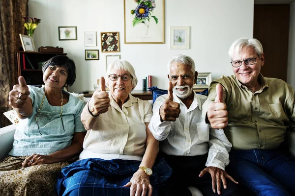 Senior Freunde Gestikulieren Mit Dem Daumen Nach Oben — Stockfoto