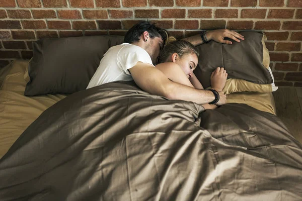 Couple Caucasien Couché Sur Lit Ensemble — Photo