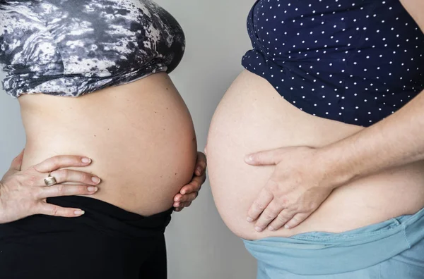 Беременные Женщины Показывают Свои Шишки — стоковое фото