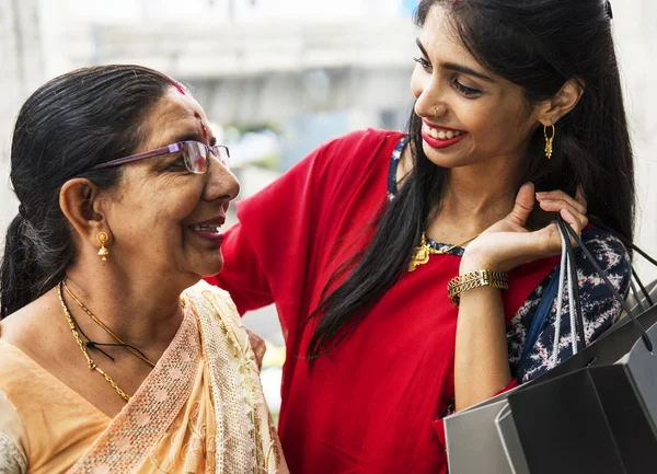 Ältere Indische Frau Mit Tochter Lächelt Einkaufszentrum — Stockfoto