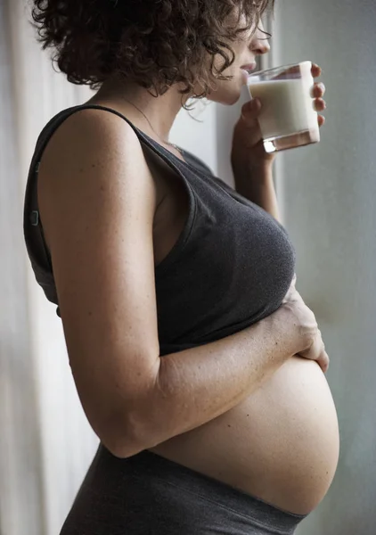 Gravid Kvinne Som Drikker Melk – stockfoto