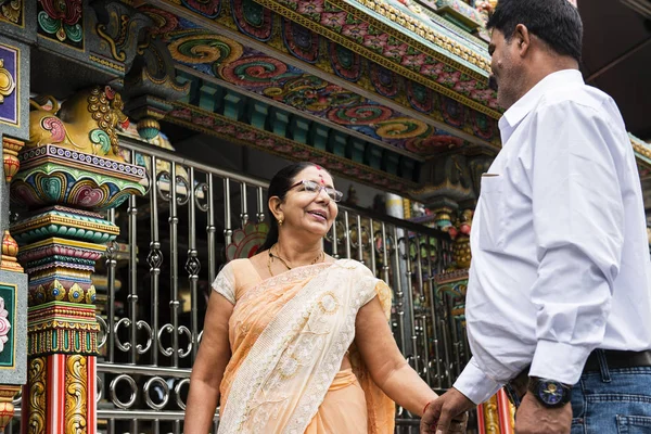 在孟加拉的寺庙入口附近的老印第安夫妇 — 图库照片