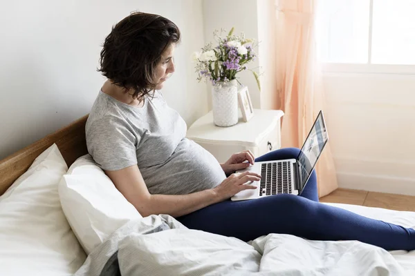 Těhotná Žena Pomocí Přenosného Počítače Posteli — Stock fotografie