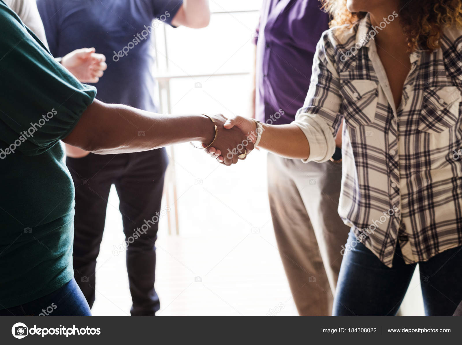 Сотрудничество в коллективе. Встреча коллег. Понимание и поддержка. Доверие между людьми. Доверие в коллективе.