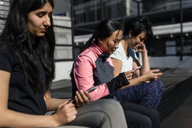 cep telefonunu kullanarak kadınlar