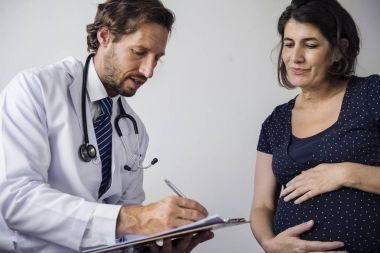 Karın hamile kadının izleme sahip doktor    