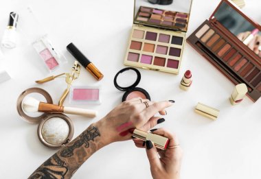 Makyaj kavramı üzerinde çalışan bir kadına