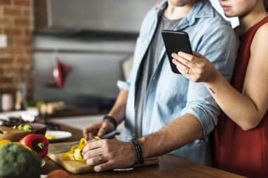 Çift birlikte mutfakta yemek