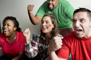 Arkadaşlar boyalı bayrağı ile Dünya Kupası tezahürat