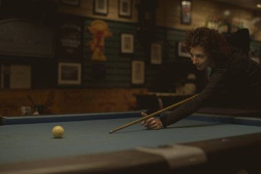 Bir barda Bilardo oynayan kadın