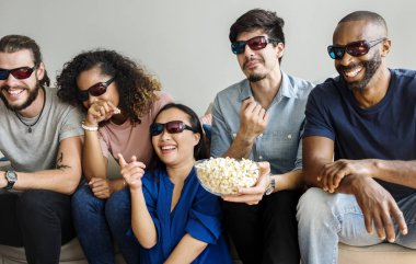 Grup çeşitli arkadaşıyla birlikte 3d film izlerken