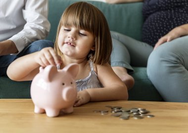 piggy banka tasarruf aile ile küçük kız