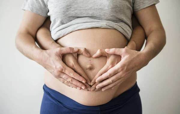 Gravid Kvinna Med Man Vidrör Magen — Stockfoto