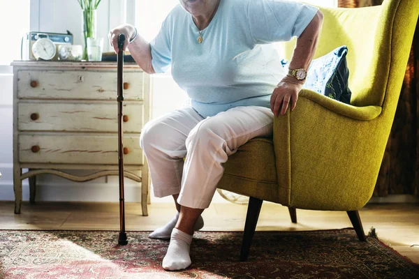 Senior Kobieta Próbuje Wstać Fotela — Zdjęcie stockowe
