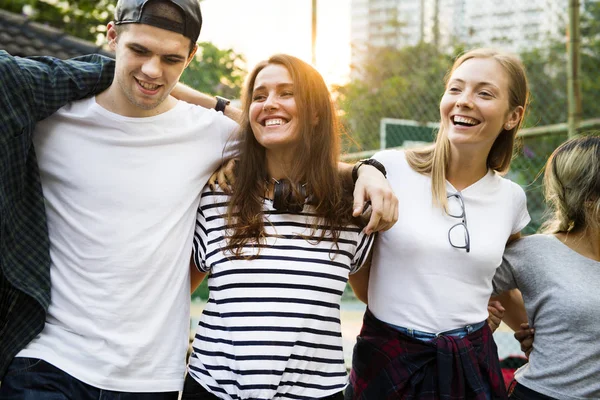 Lachen Vrolijke Jonge Volwassen Vrienden Armen Schouder Buiten Vriendschap Verbinding — Stockfoto