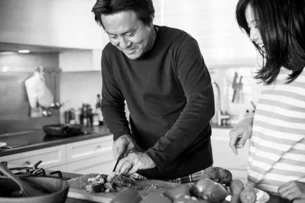 Aziatische Paar Koken Keuken — Stockfoto