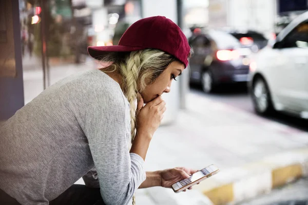 Mulher Séria Usando Smartphone Meio Cidade — Fotografia de Stock