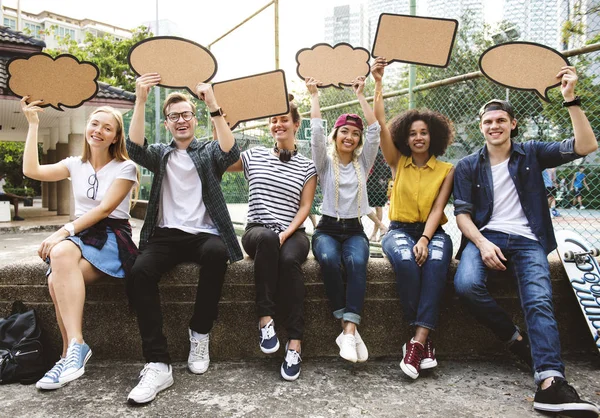 Amigos Sosteniendo Carteles Vacíos Copian Burbujas Pensamiento Espacio — Foto de Stock