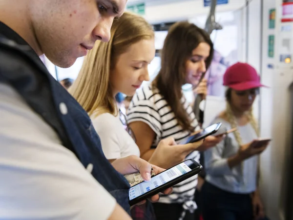 Grupo Amigos Adultos Jóvenes Que Usan Teléfonos Inteligentes Metro — Foto de Stock