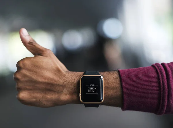 Closeup Smartwatch Mão Homem Africano — Fotografia de Stock