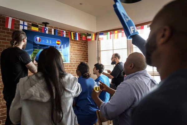 Freunde Feuern Gemeinsam Sport Bar — Stockfoto