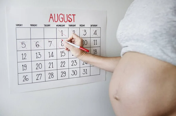 Pregnant Woman Counting Delivery Date — Stock Photo, Image