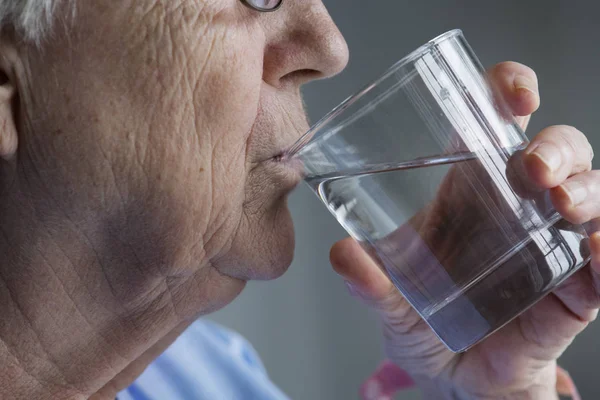 Seitenansicht Einer Älteren Frau Die Wasser Trinkt — Stockfoto