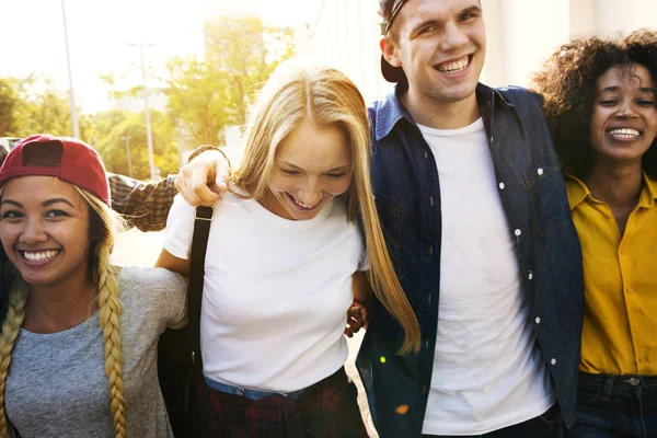 Souriant Heureux Jeunes Amis Adultes Bras Autour Épaule Marchant Extérieur — Photo